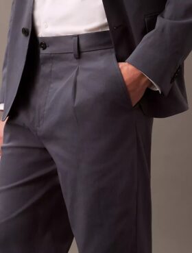 Pantaloni conici tehnologici, ușor de împachetat