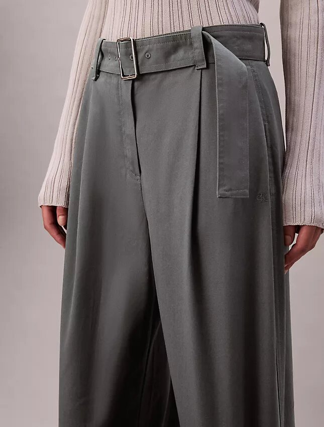 Pantaloni croiți cu curele Pantaloni croiți cu curele