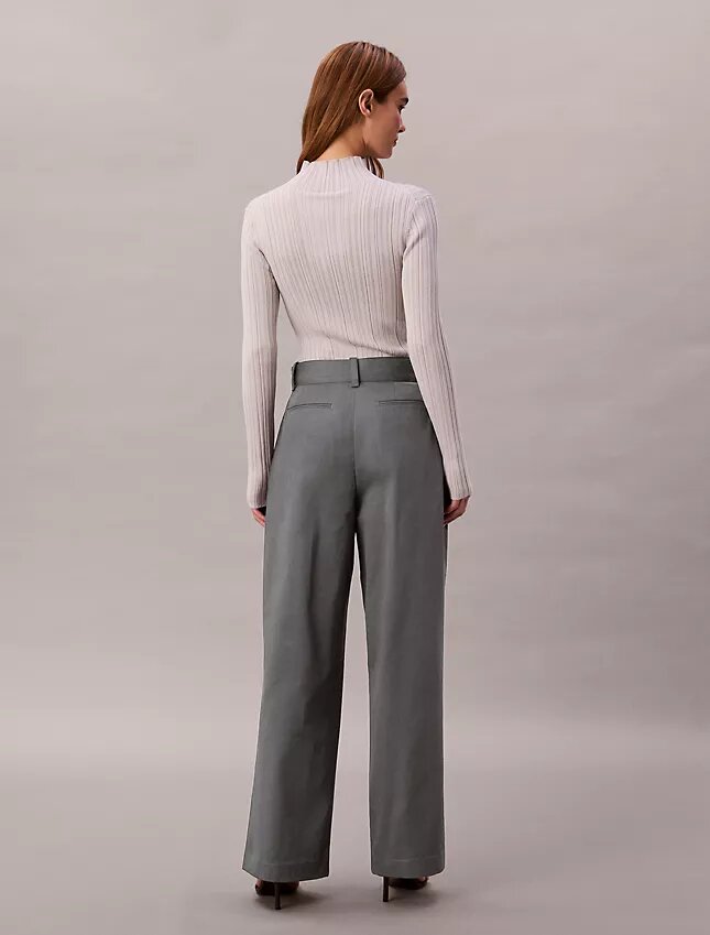Pantaloni croiți cu curele Pantaloni croiți cu curele