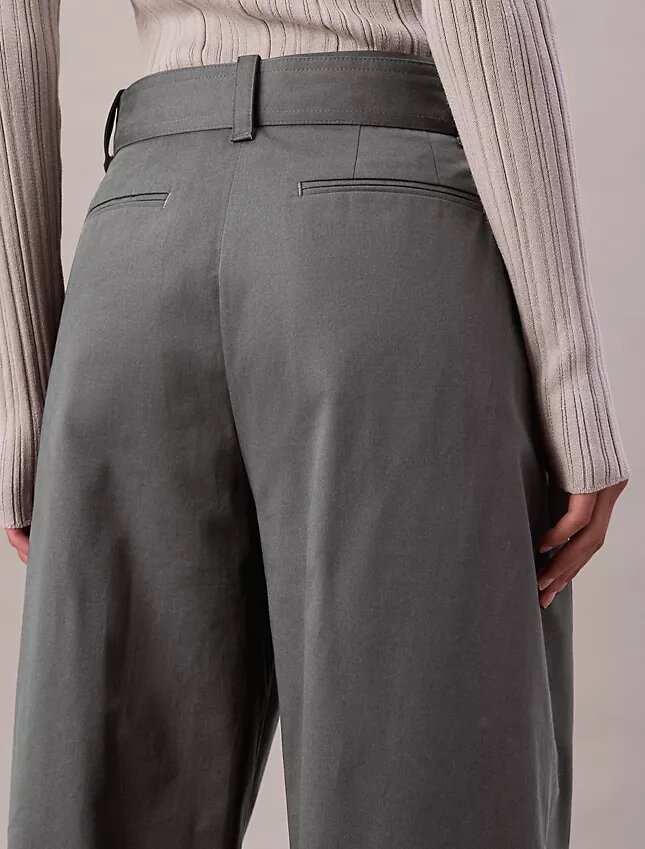 Pantaloni croiți cu curele Pantaloni croiți cu curele