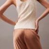 Pantaloni cu croi larg din satin șifonat Pantaloni cu croi larg din satin șifonat