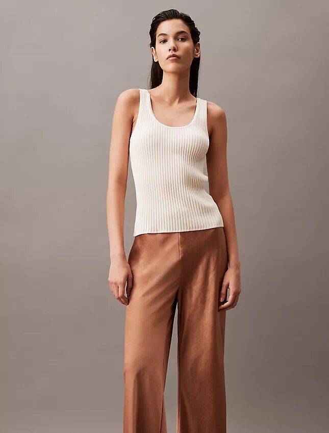 Pantaloni cu croi larg din satin șifonat Pantaloni cu croi larg din satin șifonat