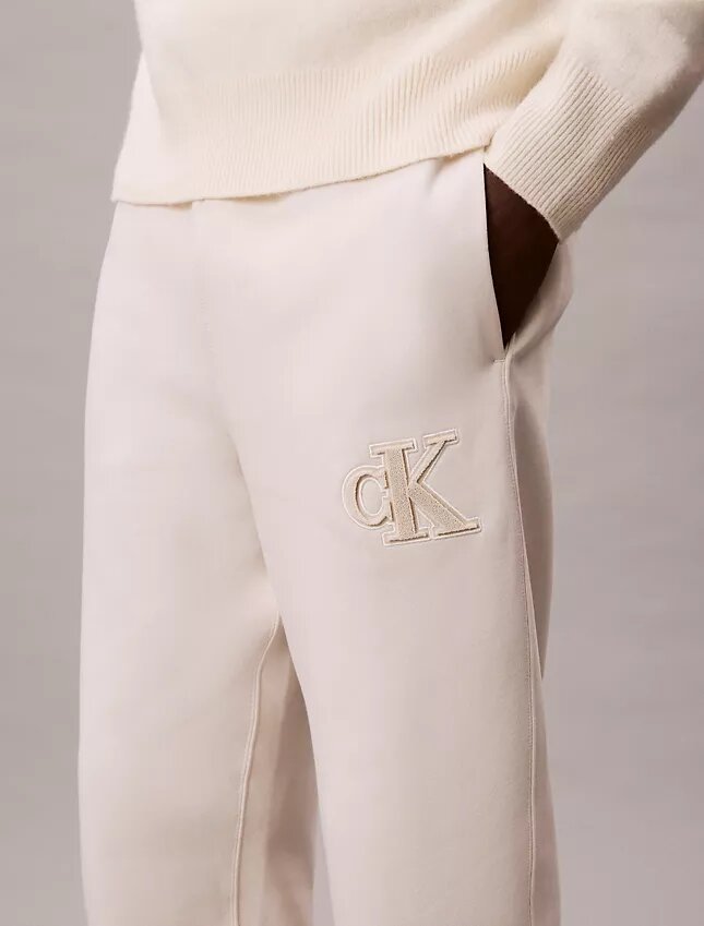 Pantaloni de jogging cu patch Monogram din fleece Pantaloni de jogging cu patch Monogram din fleece
