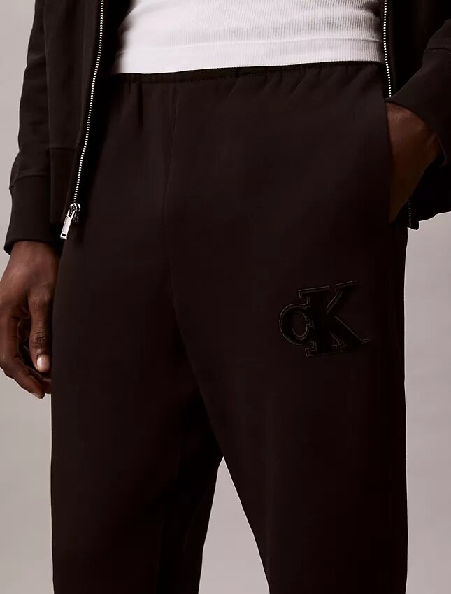 Pantaloni de jogging cu patch Monogram din fleece Pantaloni de jogging cu patch Monogram din fleece