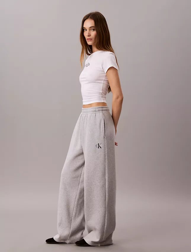 Pantaloni de trening din fleece cu croi larg Monologo Pantaloni de trening din fleece cu croi larg Monologo