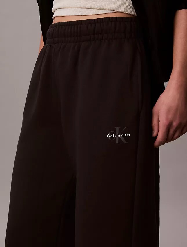 Pantaloni de trening din fleece cu croi larg Monologo Pantaloni de trening din fleece cu croi larg Monologo