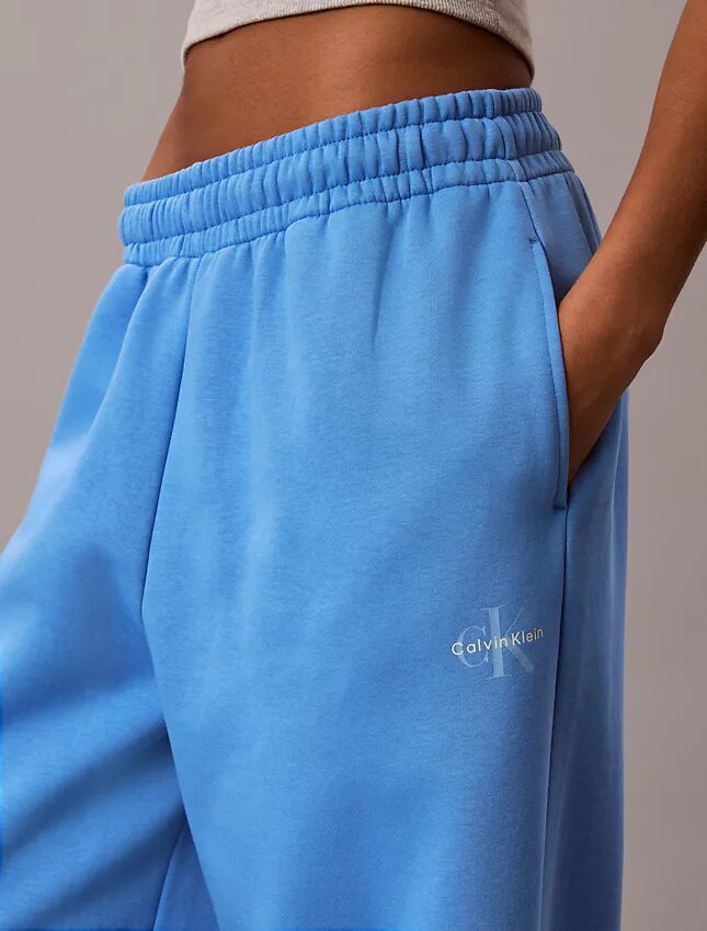 Pantaloni de trening din fleece cu croi larg Monologo Pantaloni de trening din fleece cu croi larg Monologo