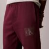 Pantaloni de trening din fleece cu imprimeu Monogram stratificat Pantaloni de trening din fleece cu imprimeu Monogram stratificat