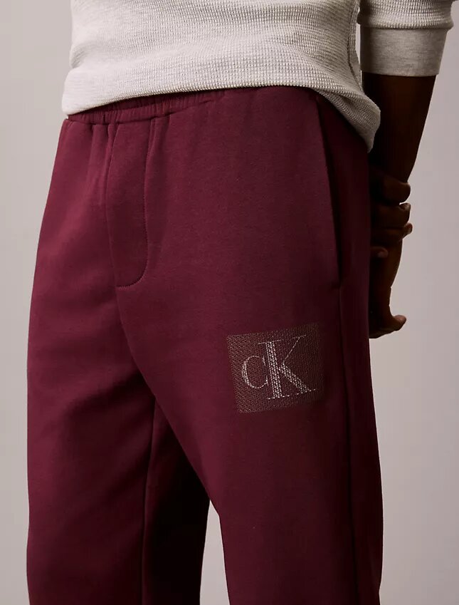 Pantaloni de trening din fleece cu imprimeu Monogram stratificat Pantaloni de trening din fleece cu imprimeu Monogram stratificat