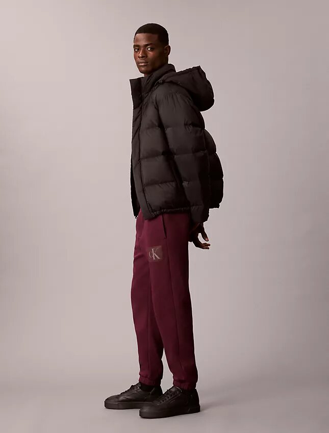 Pantaloni de trening din fleece cu imprimeu Monogram stratificat Pantaloni de trening din fleece cu imprimeu Monogram stratificat