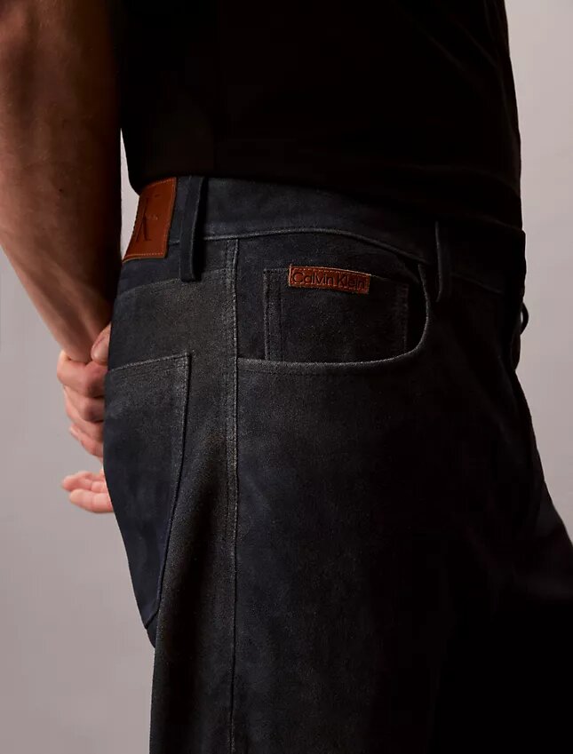 Pantaloni drepți din piele de căprioară în stilul anilor ’90 Pantaloni drepți din piele de căprioară în stilul anilor ’90