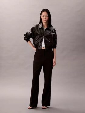 Pantaloni evazați