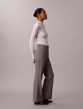 Pantaloni evazați