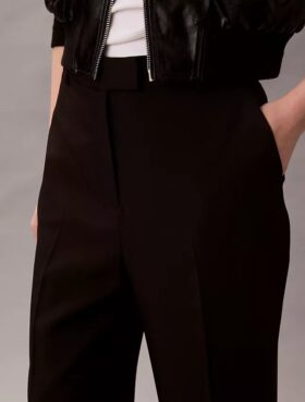 Pantaloni evazați