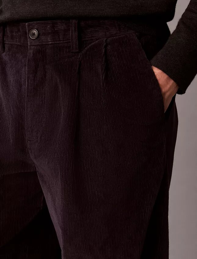 Pantaloni largi din velur con pliuri Pantaloni largi din velur con pliuri