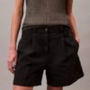 Pantaloni scurți bermuda din Cotton Stretch cu pliuri Pantaloni scurți bermuda din Cotton Stretch cu pliuri