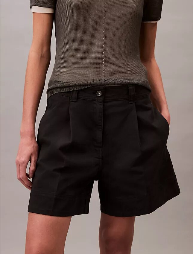Pantaloni scurți bermuda din Cotton Stretch cu pliuri Pantaloni scurți bermuda din Cotton Stretch cu pliuri