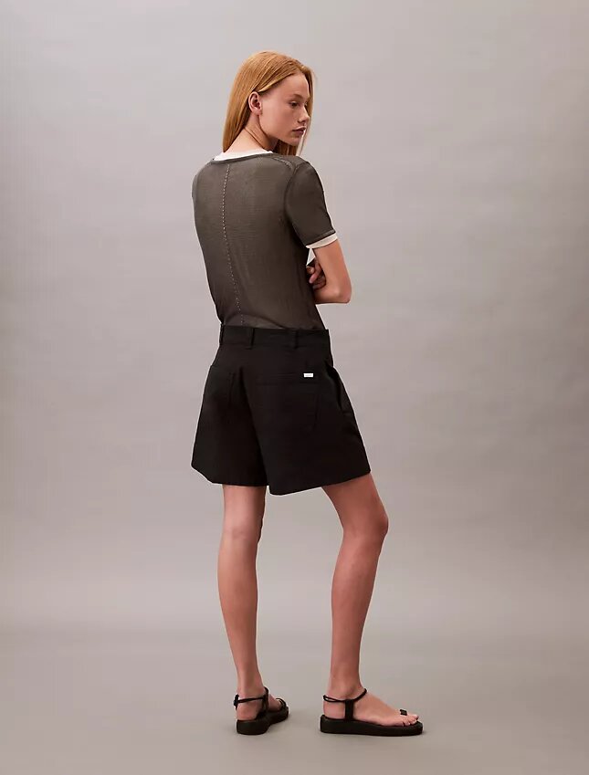 Pantaloni scurți bermuda din Cotton Stretch cu pliuri Pantaloni scurți bermuda din Cotton Stretch cu pliuri