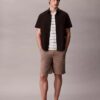 Pantaloni scurți chino largi în stilul anilor ’90 Pantaloni scurți chino largi în stilul anilor ’90