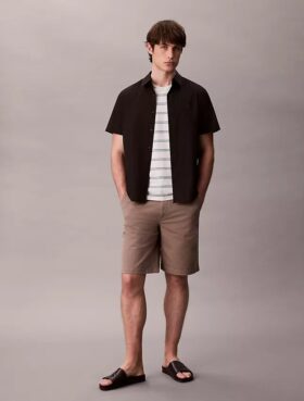 Pantaloni scurți chino largi în stilul anilor ’90