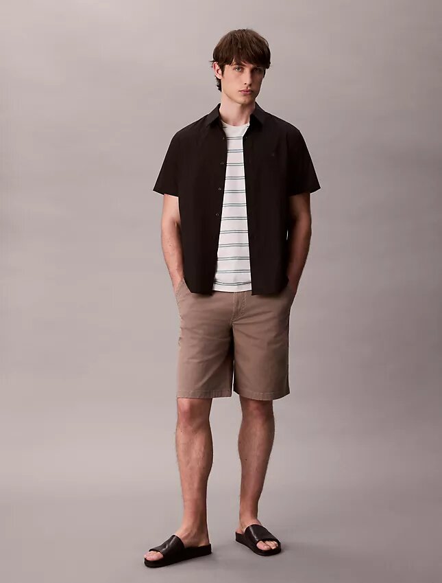 Pantaloni scurți chino largi în stilul anilor ’90 Pantaloni scurți chino largi în stilul anilor ’90