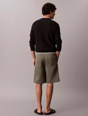 Pantaloni scurți chino largi în stilul anilor ’90