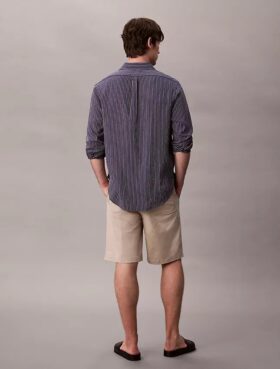 Pantaloni scurți chino largi în stilul anilor ’90