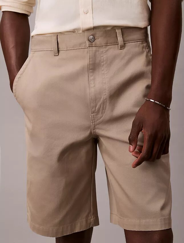 Pantaloni scurți chino largi în stilul anilor ’90 Pantaloni scurți chino largi în stilul anilor ’90