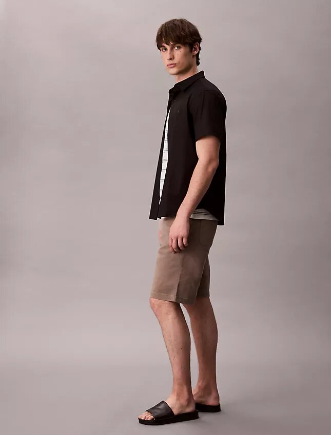 Pantaloni scurți chino largi în stilul anilor ’90 Pantaloni scurți chino largi în stilul anilor ’90