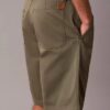Pantaloni scurți chino largi în stilul anilor ’90