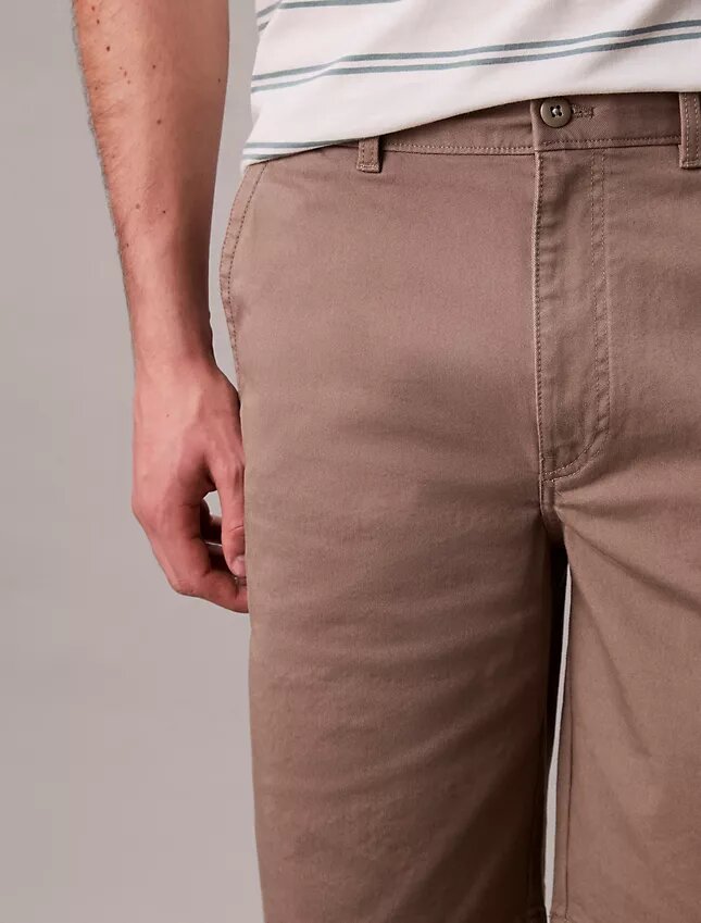 Pantaloni scurți chino largi în stilul anilor ’90 Pantaloni scurți chino largi în stilul anilor ’90