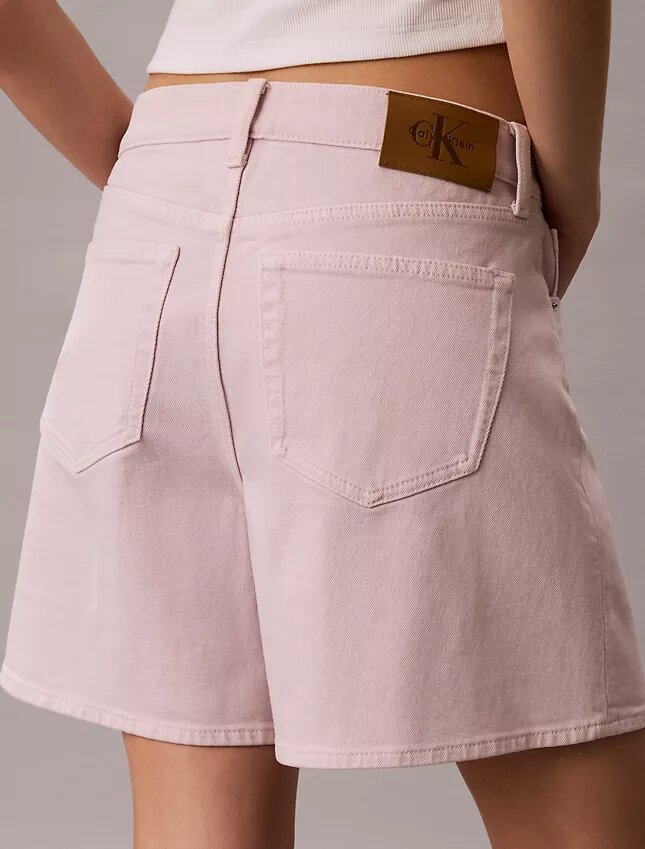Pantaloni scurți cu talie înaltă și croi în A, vopsiți în întregime Pantaloni scurți cu talie înaltă și croi în A, vopsiți în întregime
