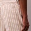 Pantaloni scurți din amestec de in cu dungi Pantaloni scurți din amestec de in cu dungi