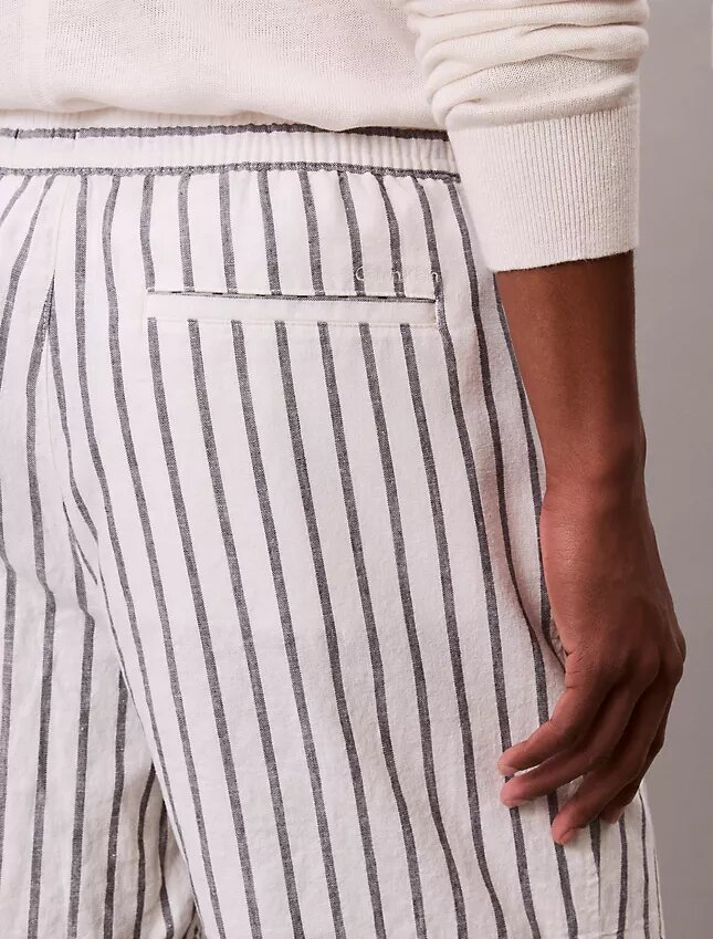Pantaloni scurți din amestec de in cu dungi Pantaloni scurți din amestec de in cu dungi