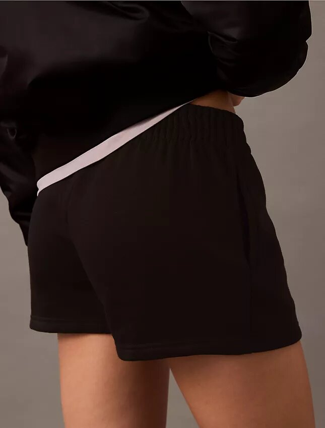 Pantaloni scurți din fleece cu logo de arhivă Pantaloni scurți din fleece cu logo de arhivă