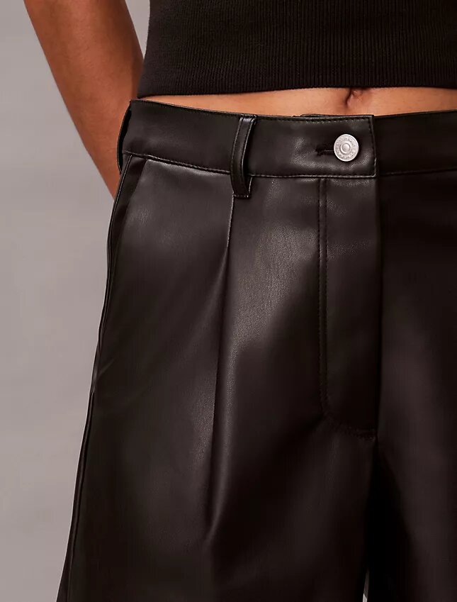 Pantaloni scurți din imitație de piele Pantaloni scurți din imitație de piele