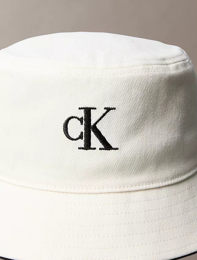 Pălărie compactă cu monogramă Pălărie compactă cu monogramă