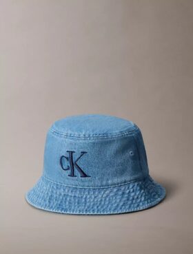 Pălărie tip bucket din denim spălat cu logo brodat Pălărie tip bucket din denim spălat cu logo brodat