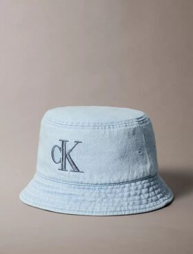 Pălărie tip bucket din denim spălat cu logo brodat Pălărie tip bucket din denim spălat cu logo brodat