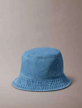 Pălărie tip bucket din denim spălat cu logo brodat Pălărie tip bucket din denim spălat cu logo brodat