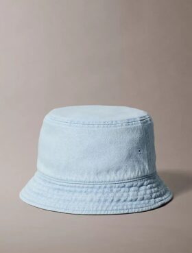 Pălărie tip bucket din denim spălat cu logo brodat Pălărie tip bucket din denim spălat cu logo brodat