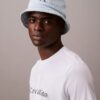 Pălărie tip bucket din denim spălat cu logo brodat