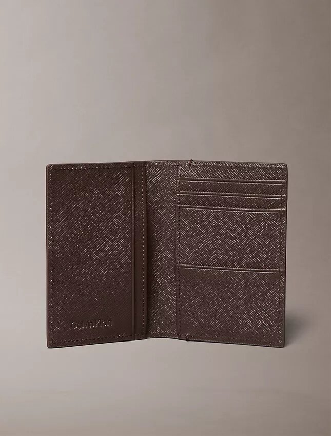 Portofel compact cu două compartimente din piele Saffiano Portofel compact cu două compartimente din piele Saffiano