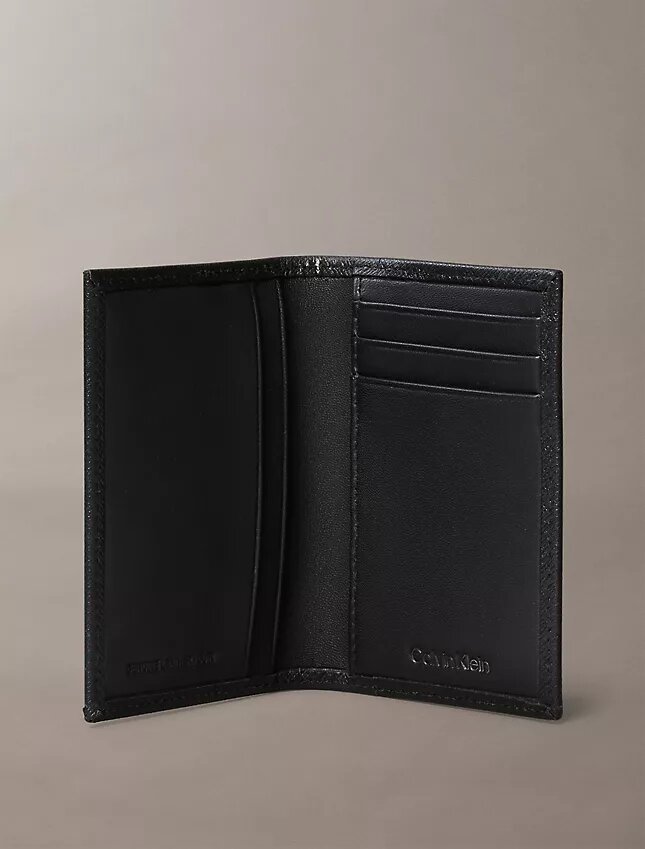 Portofel compact cu două compartimente din piele Saffiano Portofel compact cu două compartimente din piele Saffiano
