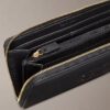 Portofel lung cu fermoar și monogramă îndrăzneață Portofel lung cu fermoar și monogramă îndrăzneață