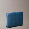 Pungă pentru monede cu fermoar și monogramă în relief pe toată suprafața