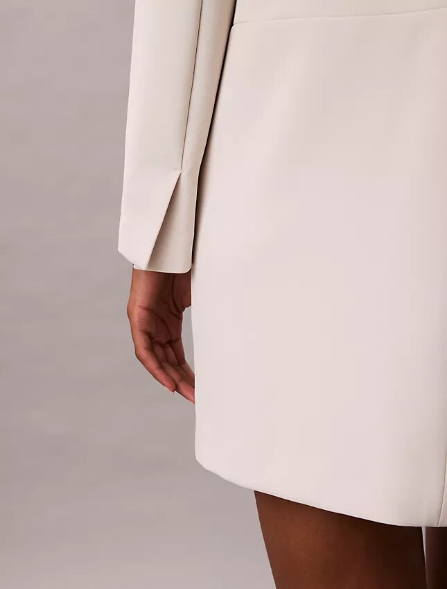 Rochie mini croită din crep Rochie mini croită din crep