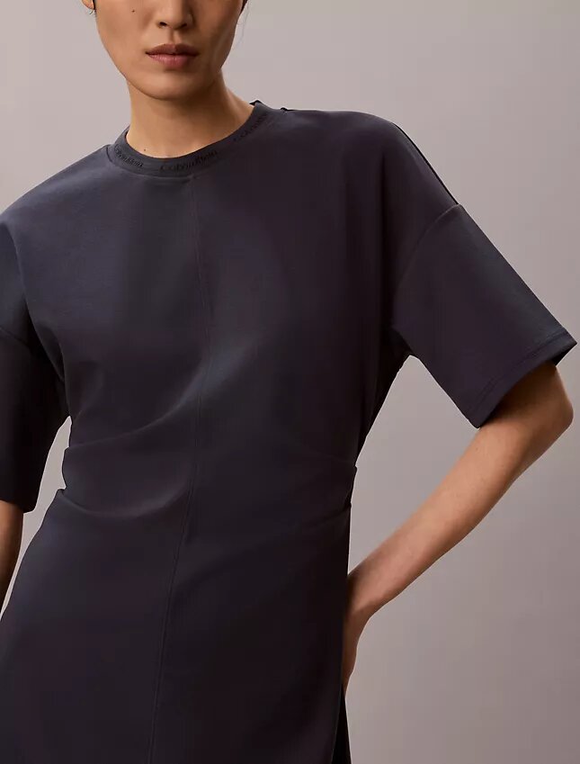 Rochie tip tricou cu logo și nervuri interlock Rochie tip tricou cu logo și nervuri interlock