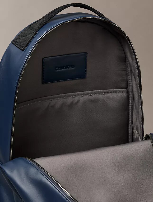 Rucsac cu monogramă în relief Rucsac cu monogramă în relief