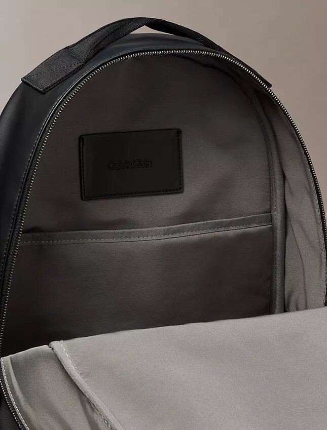 Rucsac cu monogramă în relief Rucsac cu monogramă în relief